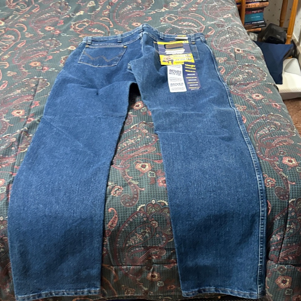 Wrangler Men's Relaxed Fit Blue Jeans